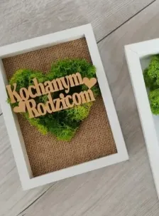 Serce z mchu z napisem Kochanym Rodzicom w ramce